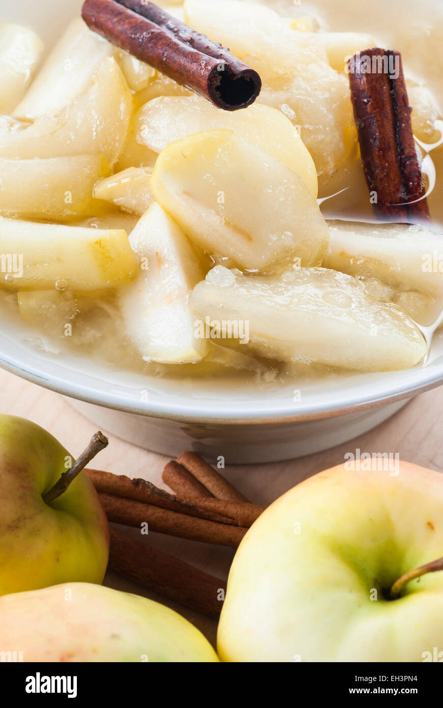 Frais et sucré compote de pommes à la cannelle. Banque D'Images