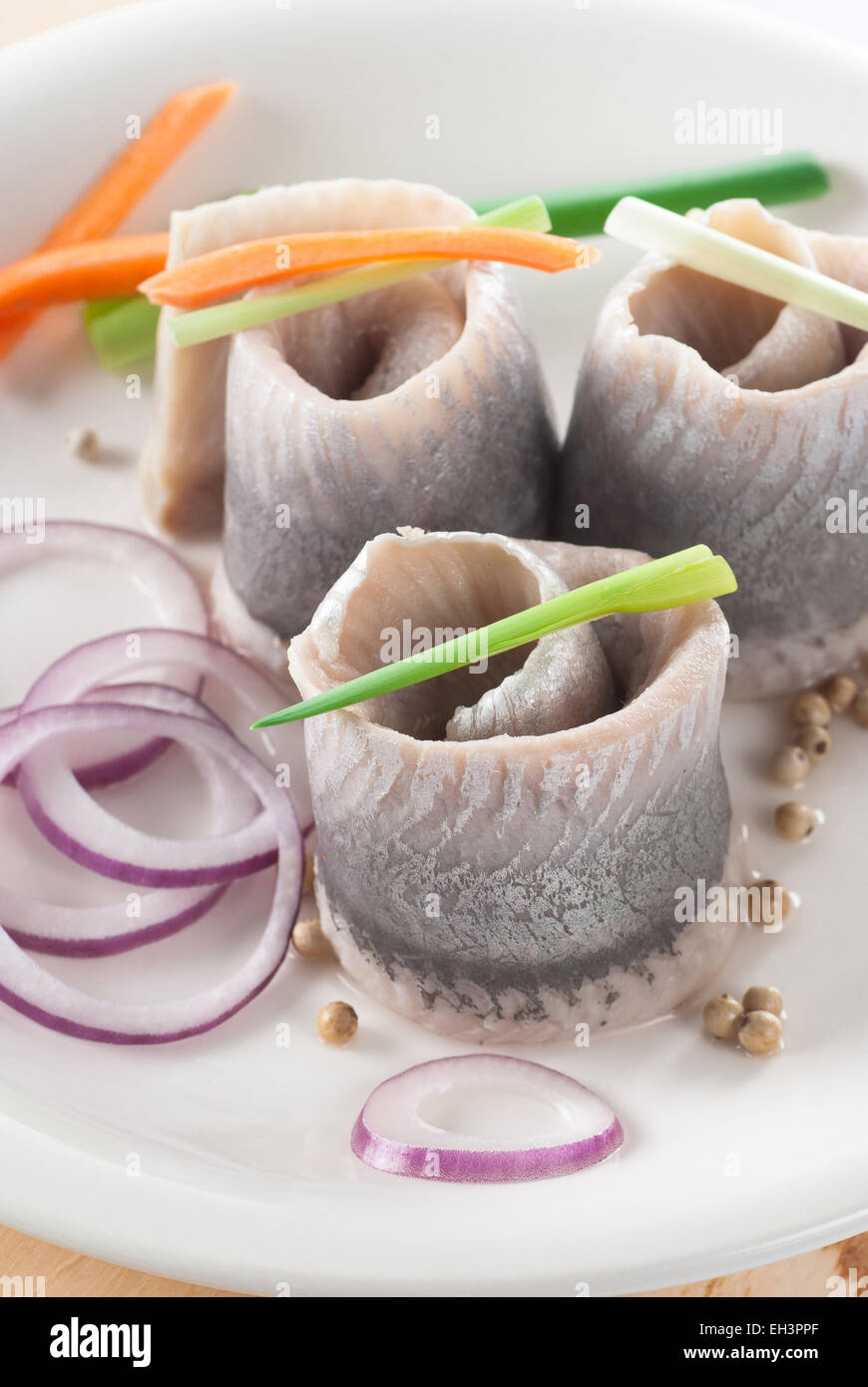 Filet de hareng roulé avec l'oignon et la carotte. Banque D'Images