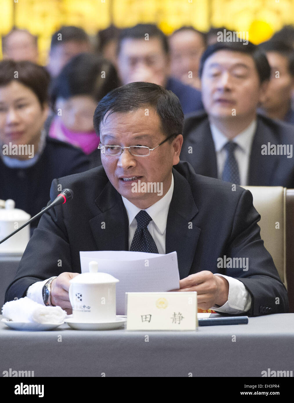 Beijing, Chine. 4e Mar, 2015. Tian Jing, un membre du 12e Comité National de la Conférence consultative politique du peuple chinois (CCPPC), prend la parole au cours d'un débat de la troisième session de la 12ème CCPPC Comité national à Beijing, capitale de Chine, le 4 mars 2015. © Wang Ye/Xinhua/Alamy Live News Banque D'Images