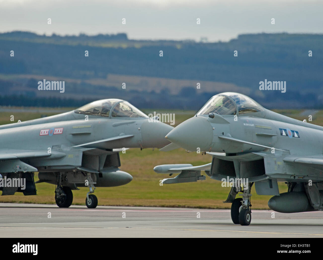 L'Eurofighter Typhoon ZK322 (BR) et Zk313 (W) se préparer pour s'aligner sur la piste 23 RAF Lossiemouth, murène. L'Écosse. 9620 SCO. Banque D'Images