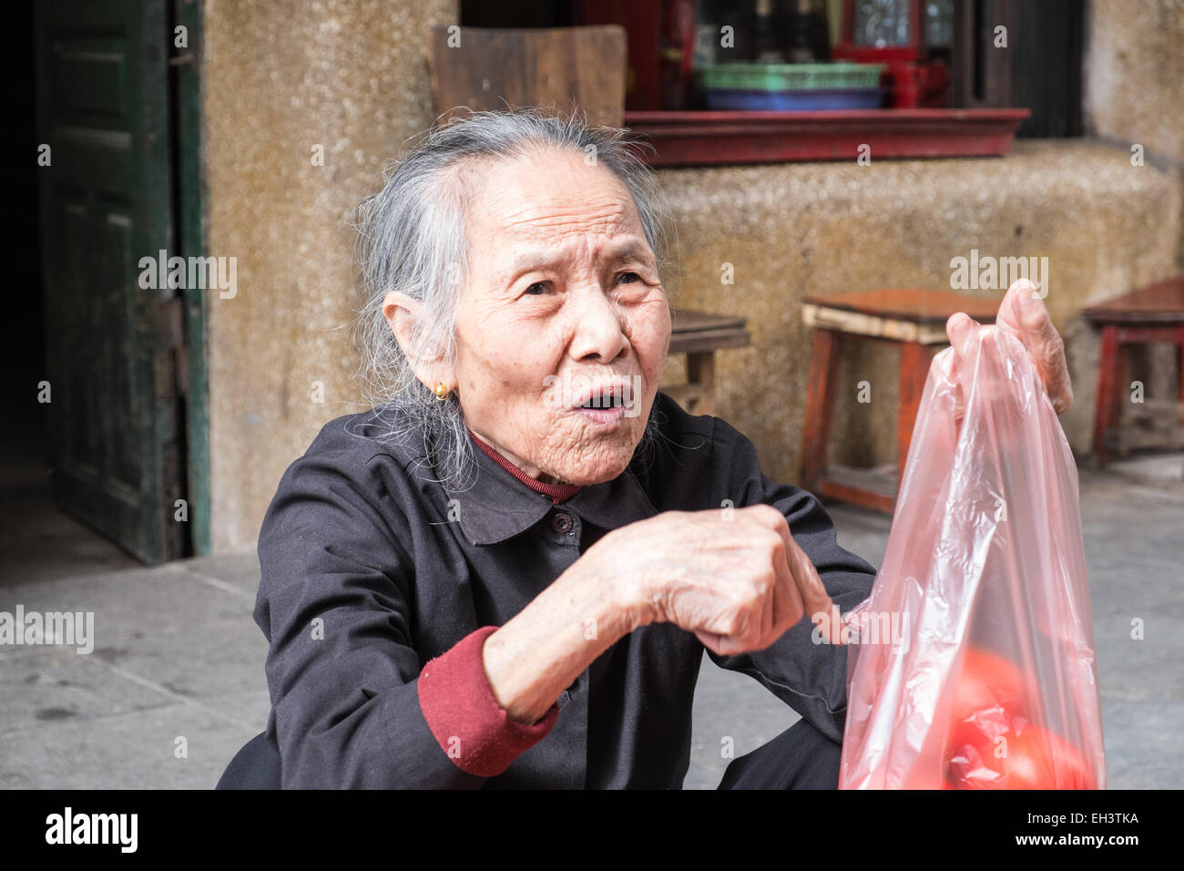 Personnes âgées vendeuse de tomates avec des tomates pour la vente, la vente dans le vieux quartier de Hanoi Hanoi,Vietnam, Vietnam.,,matures,personnes âgées,femme vietnamienne, Banque D'Images