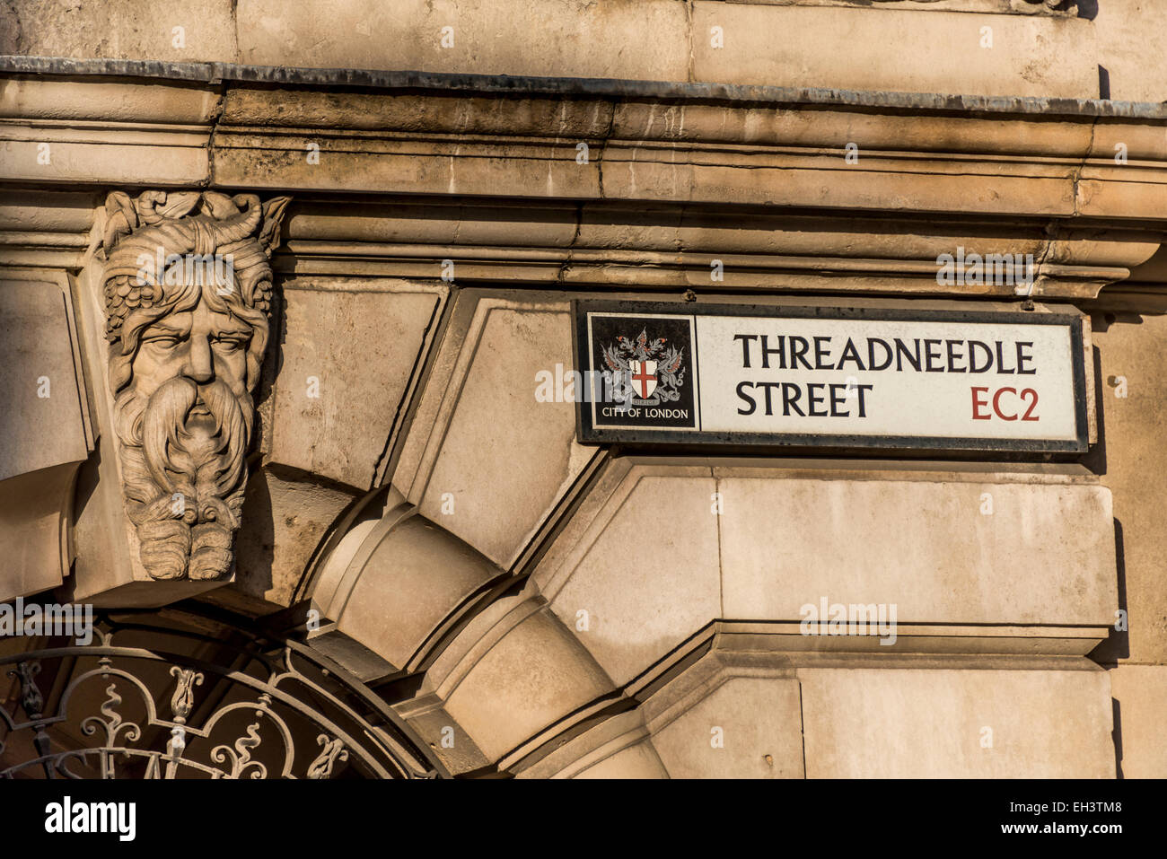 Un panneau routier indique Threadneedle Street EC2 ; la rue est au cœur de la ville de Londres et la maison à la Banque d'Angleterre Banque D'Images