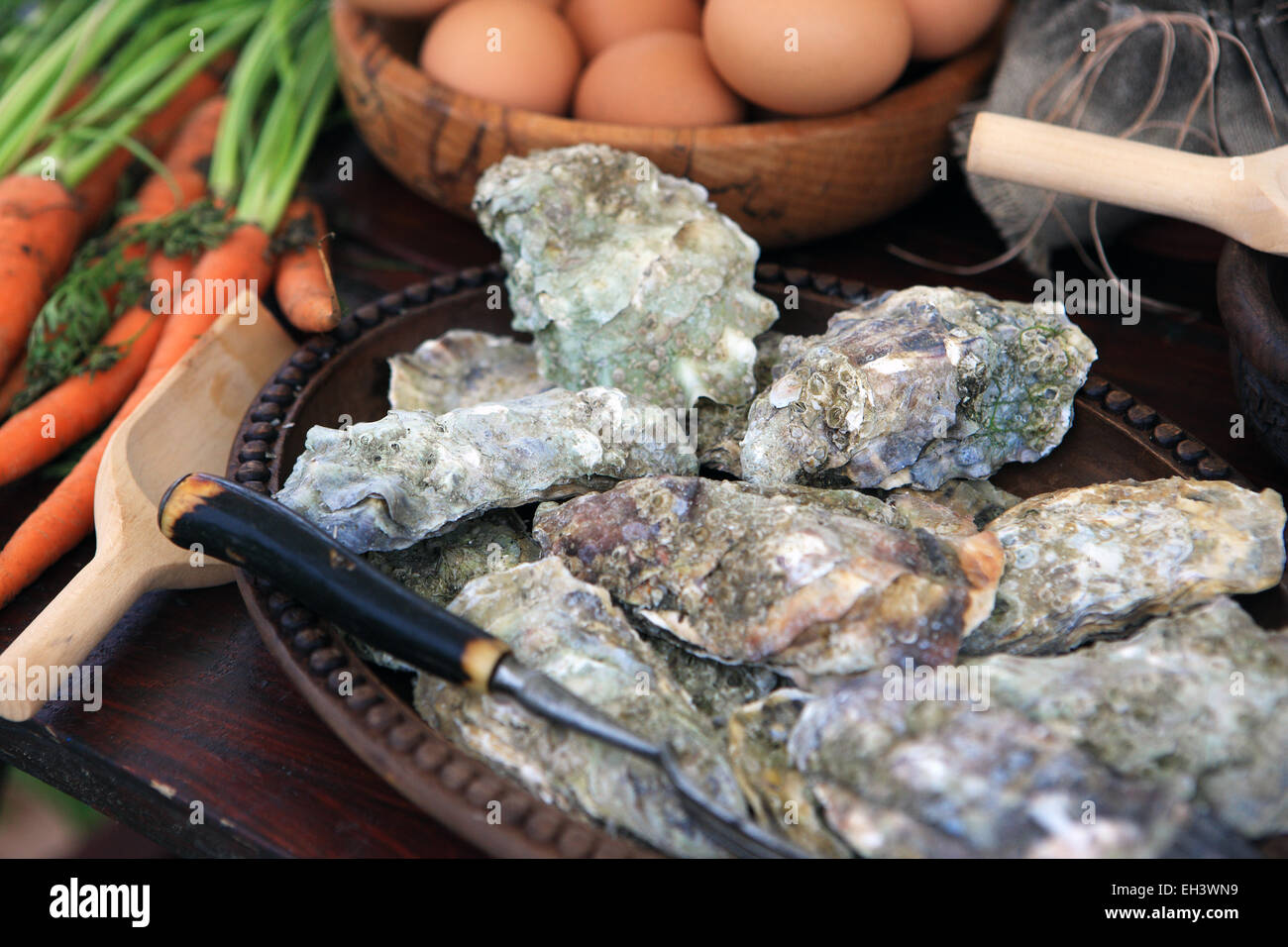 Les huîtres sur une table dans le cadre d'un exemple de l'alimentation médiévale Banque D'Images