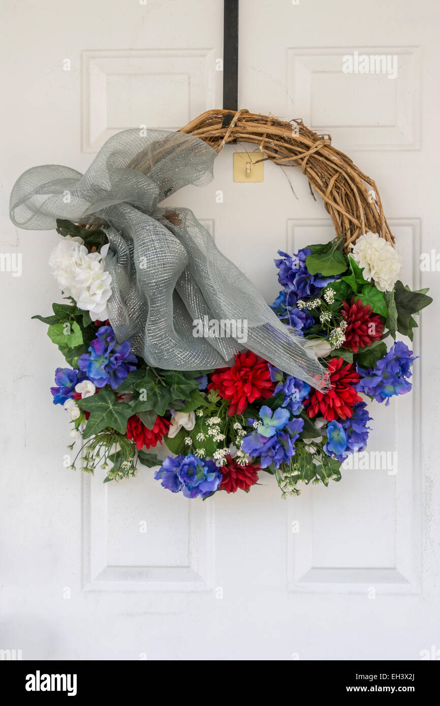 De couronnes de Noël remise sur une porte Banque D'Images