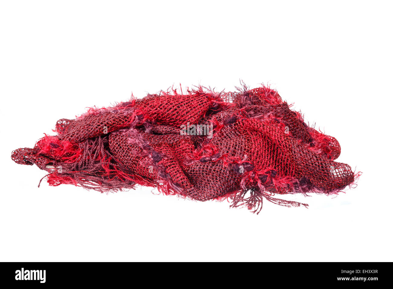 Rouge bijou neckwear ou écharpe en laine de texture tricots isolé sur fond blanc. Shoot studio propre de fe Banque D'Images