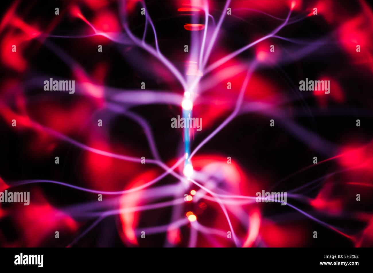 Motifs abstraits : gaz plasma faisceaux lumineux sur noir Banque D'Images