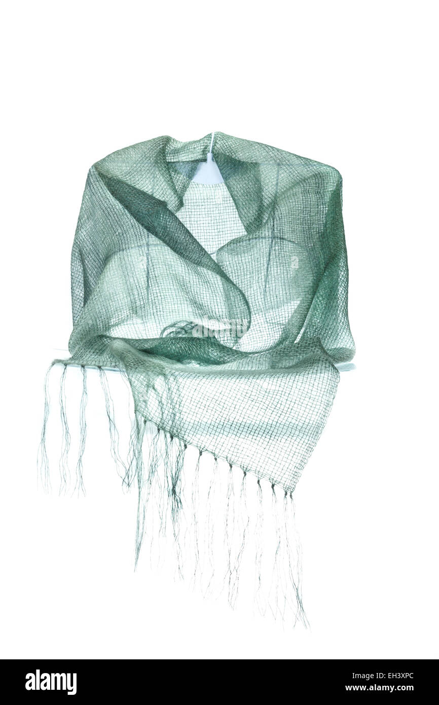 Mannequin invisible portant des écharpes bleu coloré ou écharpe en laine de texture tricots isolé sur fond blanc. Clea Banque D'Images