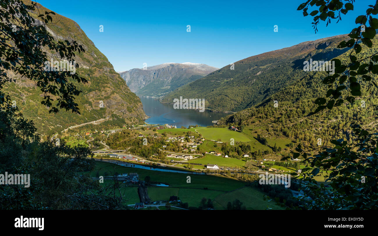 Le village de Flåm et l'Aurlandsfjord, Norvège Banque D'Images