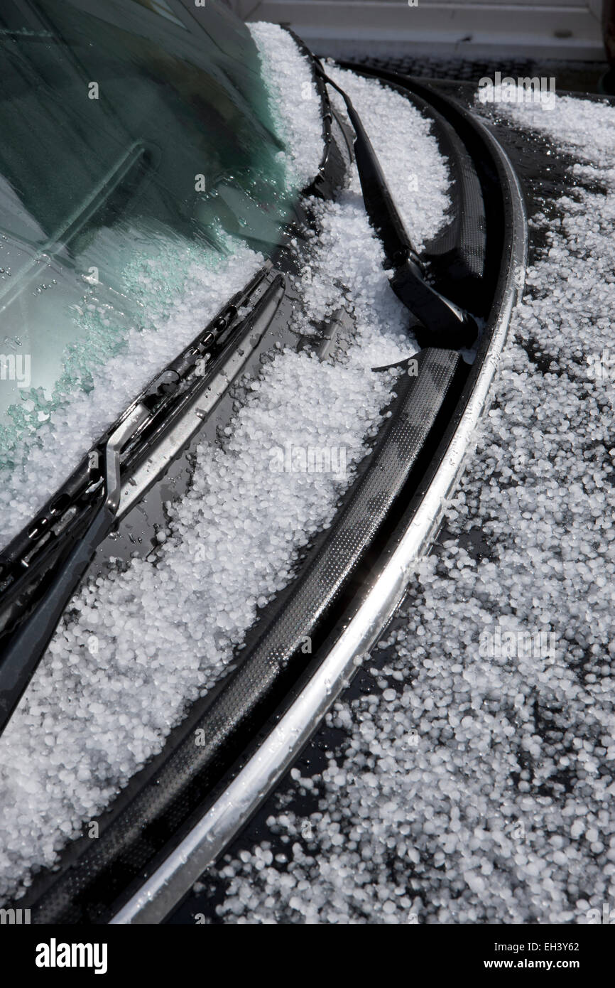 Le pare-brise, essuie-glace et le capot couvert de neige, sur une mini-voiture, noir Banque D'Images