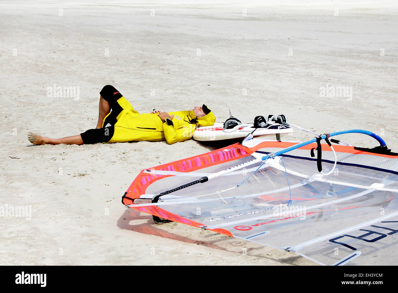 Surfer le vent l'eau au repos l'océan mer plage soleil concours voile sport santé de la joie de la vie passe-temps la concurrence Conseil baltique wave eq athlétique Banque D'Images