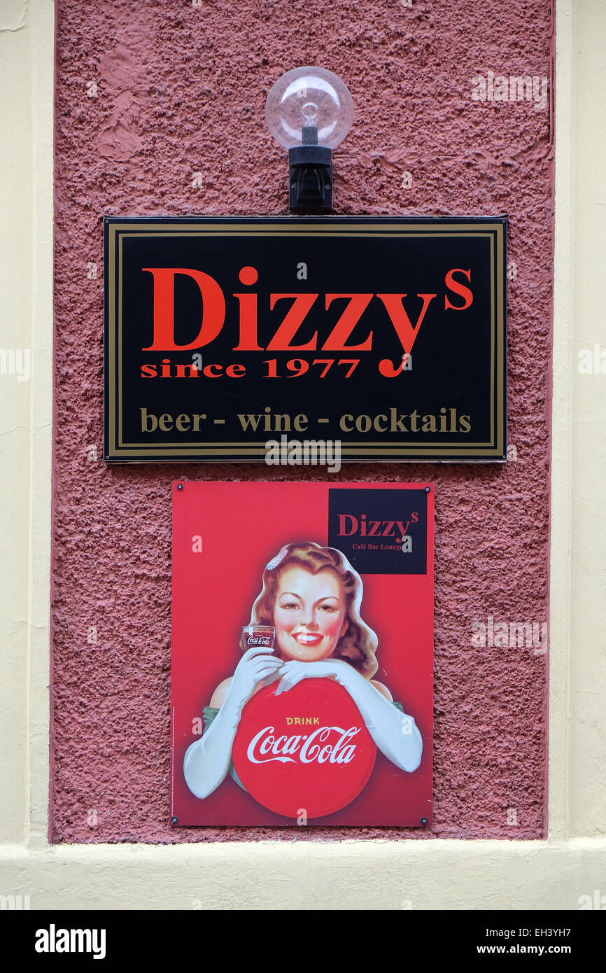 Dizzy bar et la publicité pour Coca Cola à Graz, en Styrie, Autriche le 10 janvier 2015. Banque D'Images