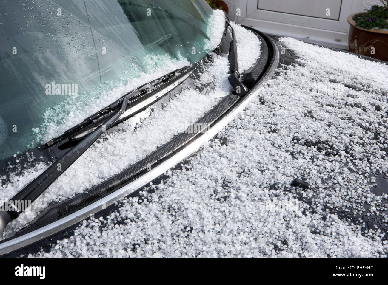 Le pare-brise, essuie-glace et le capot couvert de neige, sur une mini-voiture, noir Banque D'Images
