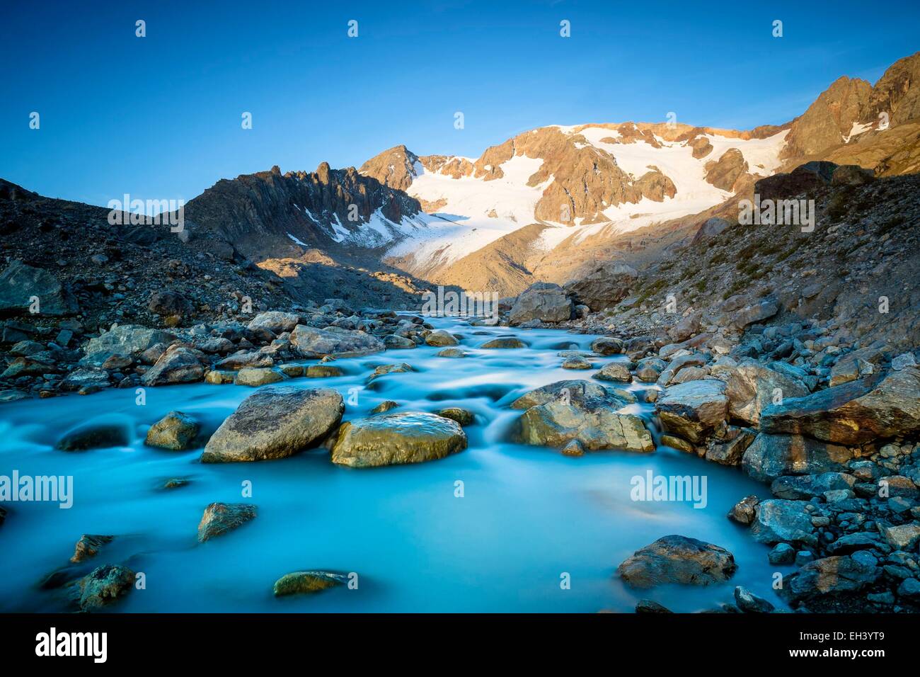 France, Isère, Parc National des Ecrins (parc national des Écrins), massif des Grandes Rousses dans la région de l'Oisans, de la rivière à partir du lac Quirlies, Quirlies glacier dans l'arrière-plan Banque D'Images