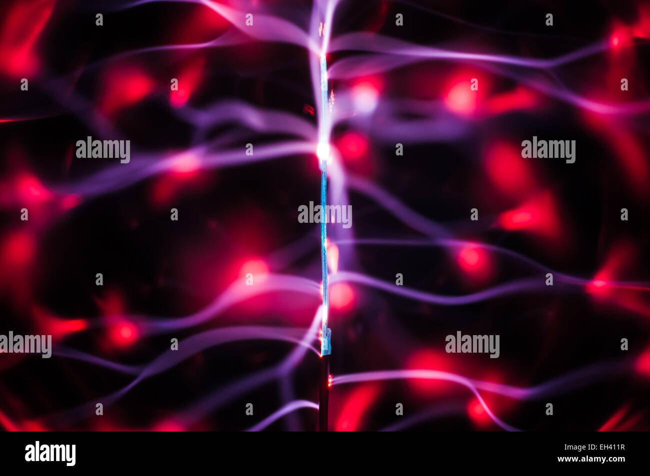Faisceaux Plasma et des traces dans l'obscurité. Abstract pattern Banque D'Images