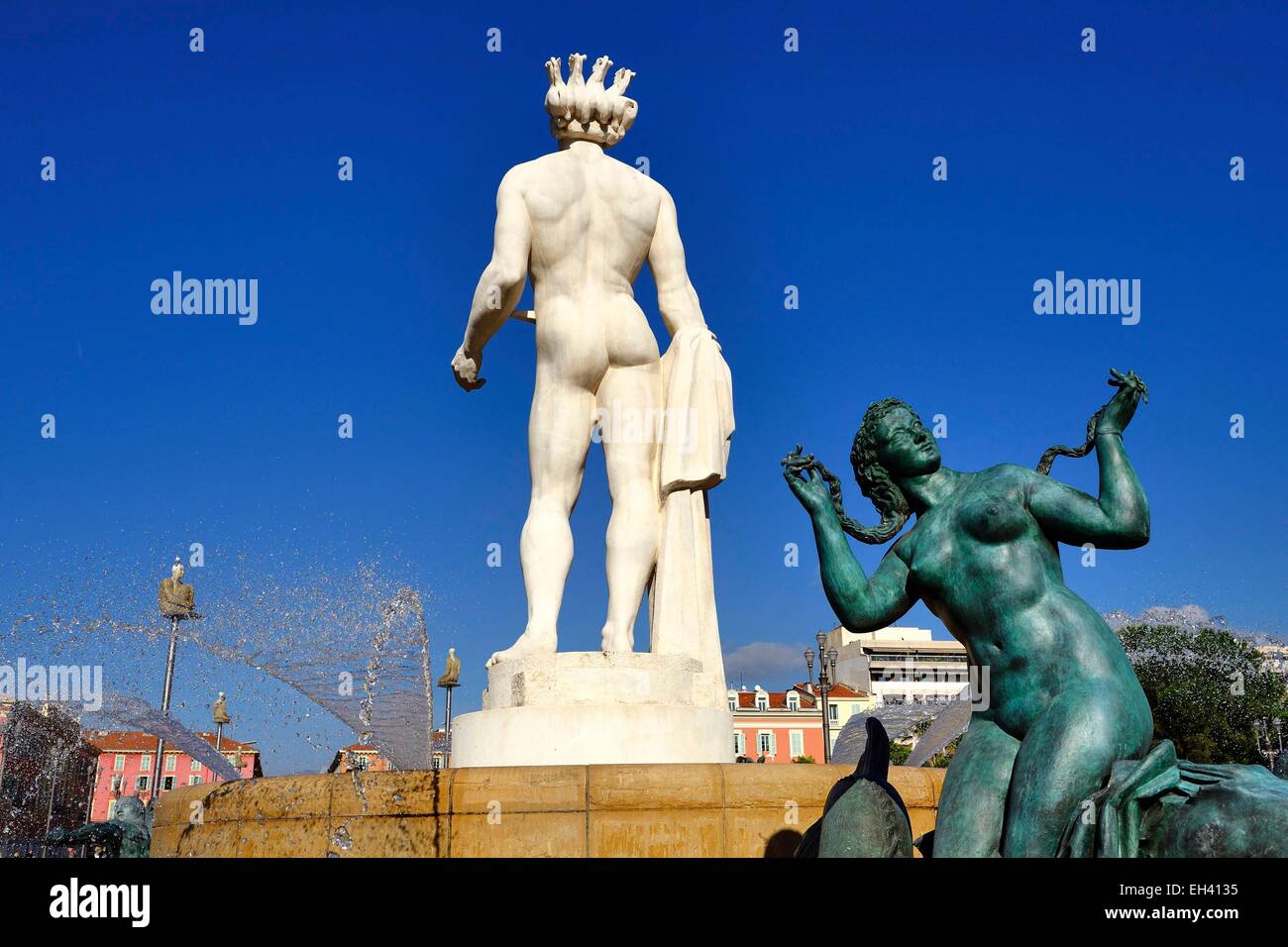 France, Alpes Maritimes, Nice, Place Masséna, la Fontaine du Soleil et la statue d'Apollon Banque D'Images