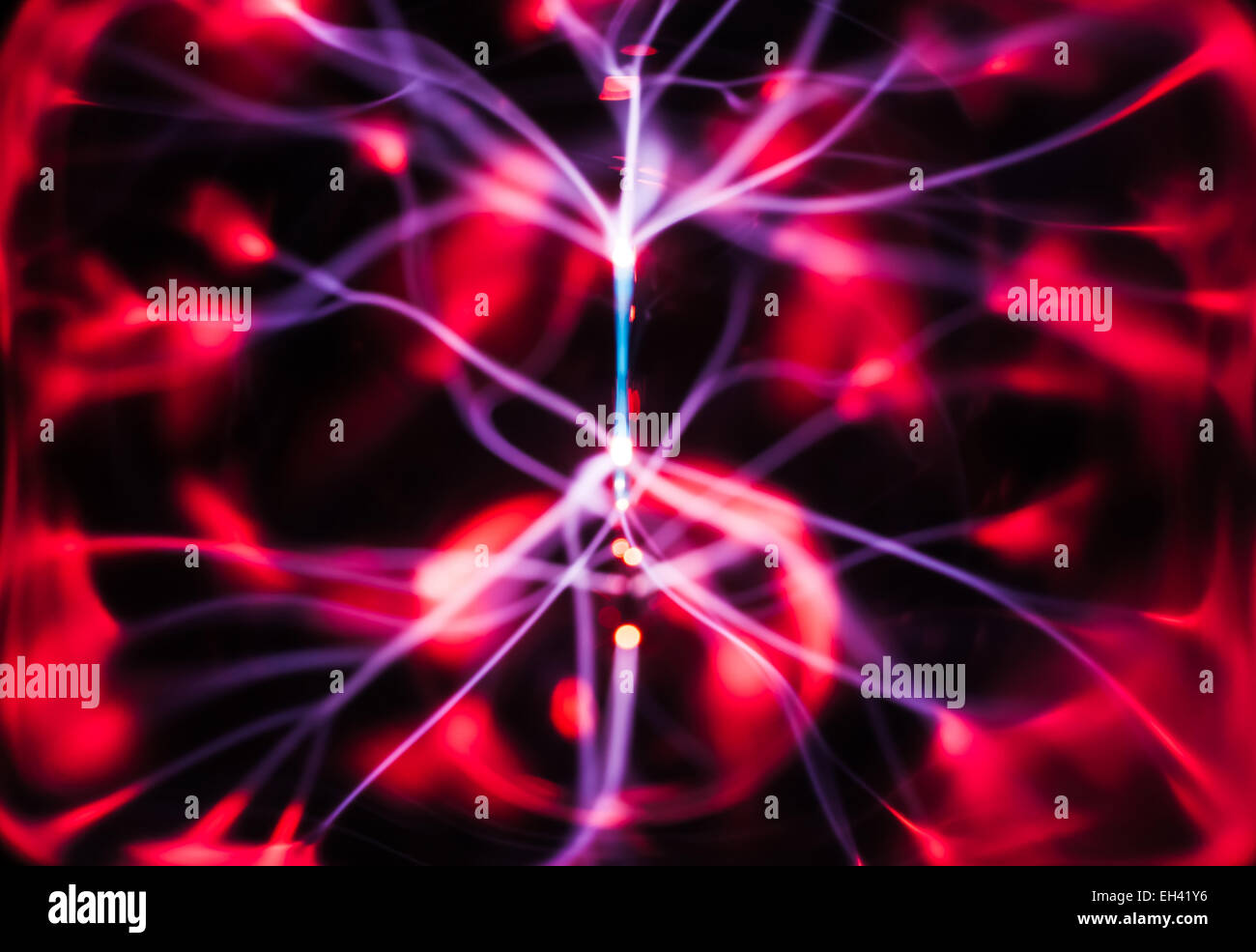 Gaz Plasma : les faisceaux lumineux dans l'obscurité. Abstract pattern Banque D'Images