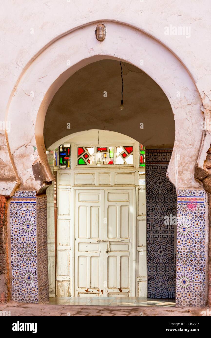 Le Maroc, Haut Atlas, Marrakech, ville impériale, médina classée au Patrimoine Mondial de l'UNESCO, le souk, l'entrée d'une mosquée de quartier Banque D'Images