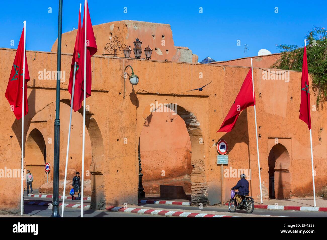 Le Maroc, Haut Atlas, Marrakech, ville impériale mur autour de la médina (Site du patrimoine mondial de l'UNESCO) à Bab Agnaou Banque D'Images