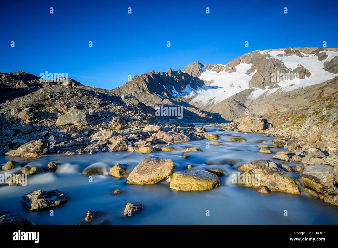 France, Isère, Parc National des Ecrins (parc national des Écrins), massif des Grandes Rousses dans la région de l'Oisans, de la rivière à partir du lac Quirlies, Quirlies glacier dans l'arrière-plan Banque D'Images