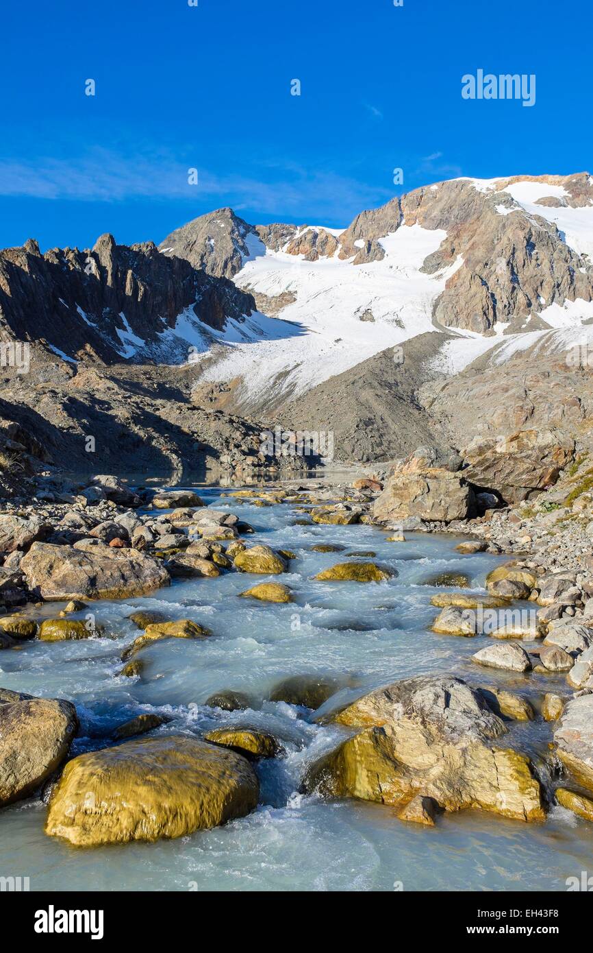 France, Isère, Parc National des Ecrins (parc national des Écrins), massif des Grandes Rousses dans la région de l'Oisans, de la rivière à partir du lac Quirlies, Quirlies glacier dans l'arrière-plan Banque D'Images