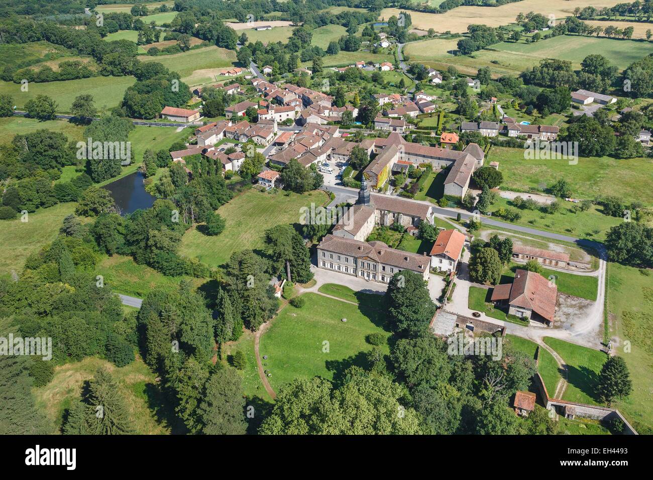 France, Haute Vienne, Mortemart, étiqueté Les Plus Beaux Villages de France (Les Plus Beaux Villages de France), le village (vue aérienne) Banque D'Images