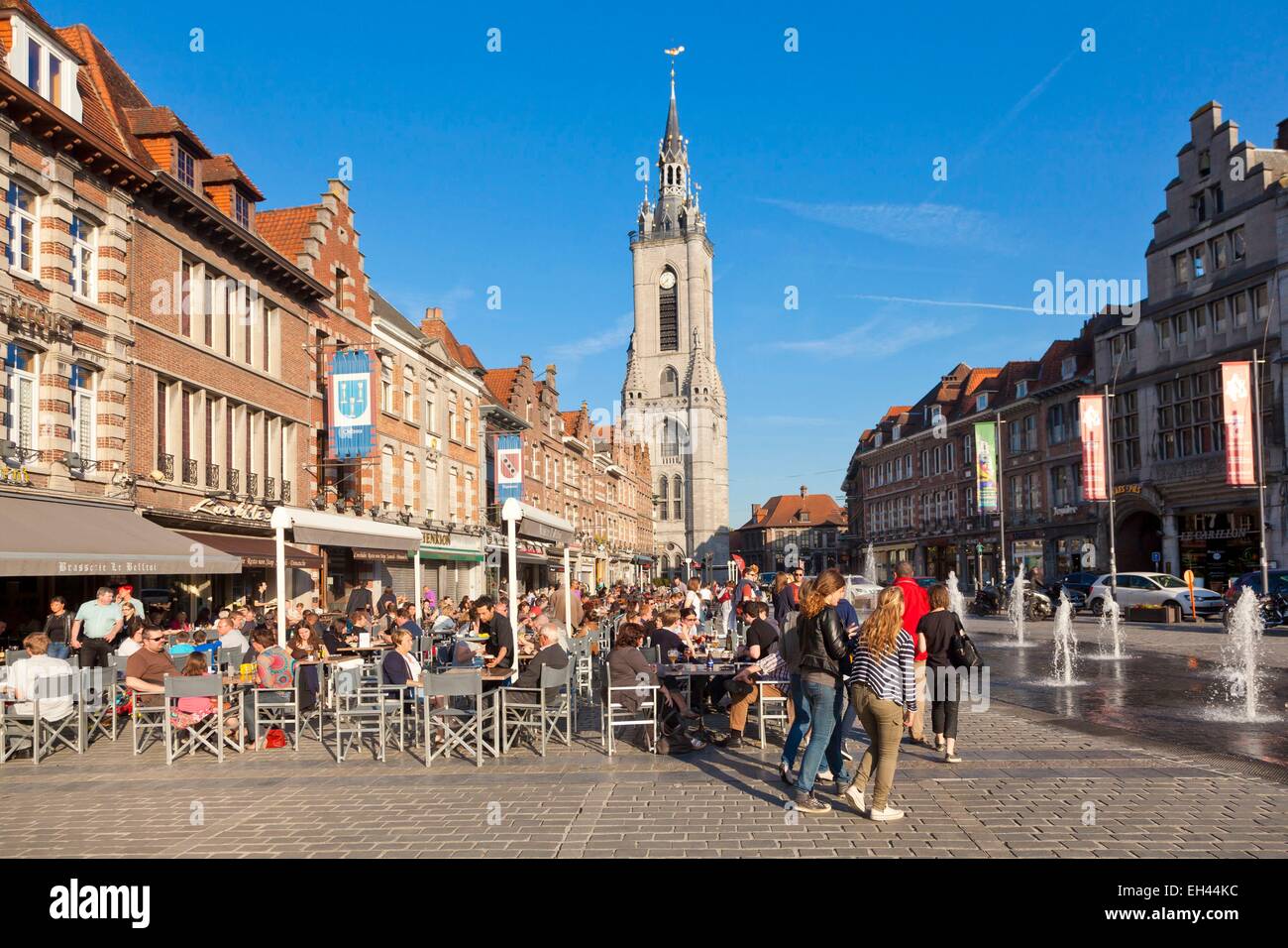 Belgique, Wallonie, Hainaut, Tournai, grand place et son Beffroi classé au Patrimoine Mondial par l'UNESCO Banque D'Images