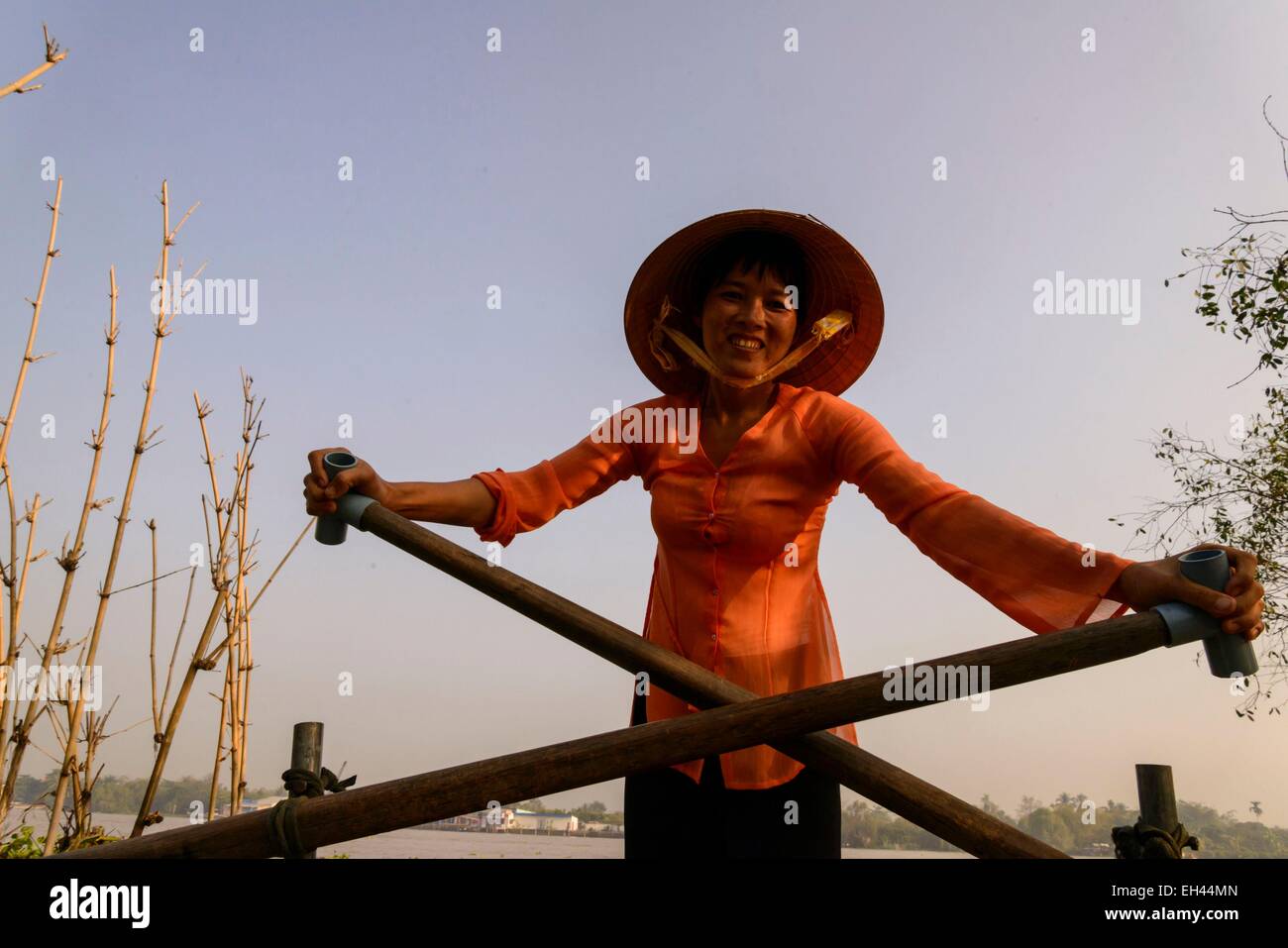 Vietnam, la province de Vinh Long, Delta du Mékong, Cai Be, un boatwoman dans les Arroyos Banque D'Images