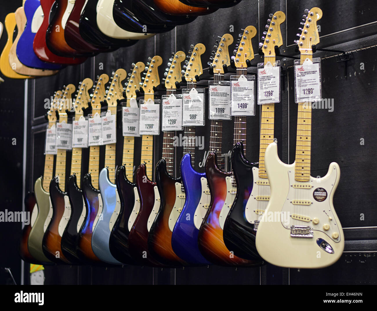 Guitares électriques Fender en vente à la Guitar Center sur West 14th  Street à Manhattan, New York City Photo Stock - Alamy