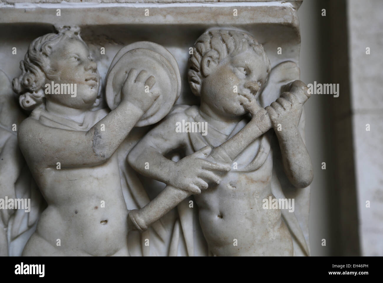 L'art romain du panneau avant du sarcophage orné d'un relief. Eros jouant des instruments musicaux. Musées du Vatican. Banque D'Images