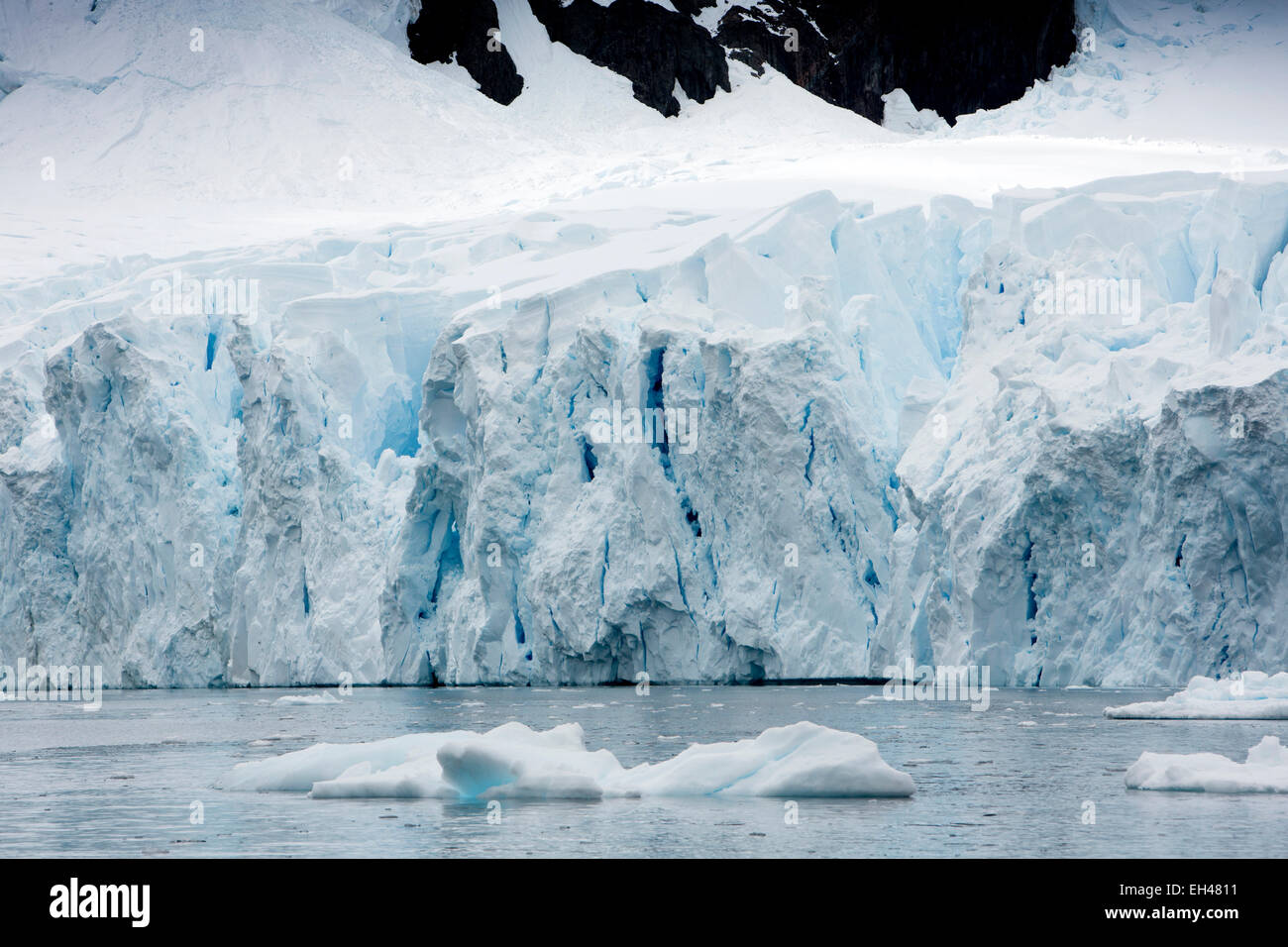 L'antarctique, Paradise Bay, fin de la rupture dans la mer pour former des icebergs Banque D'Images