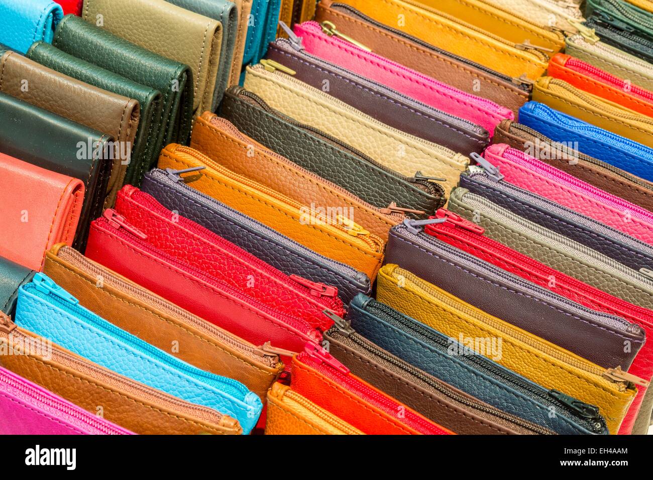 Le Maroc, Haut Atlas, Marrakech, ville impériale Gueliz, tanneurs, Galerie marque boutique sacs en cuir fabriqués localement Banque D'Images