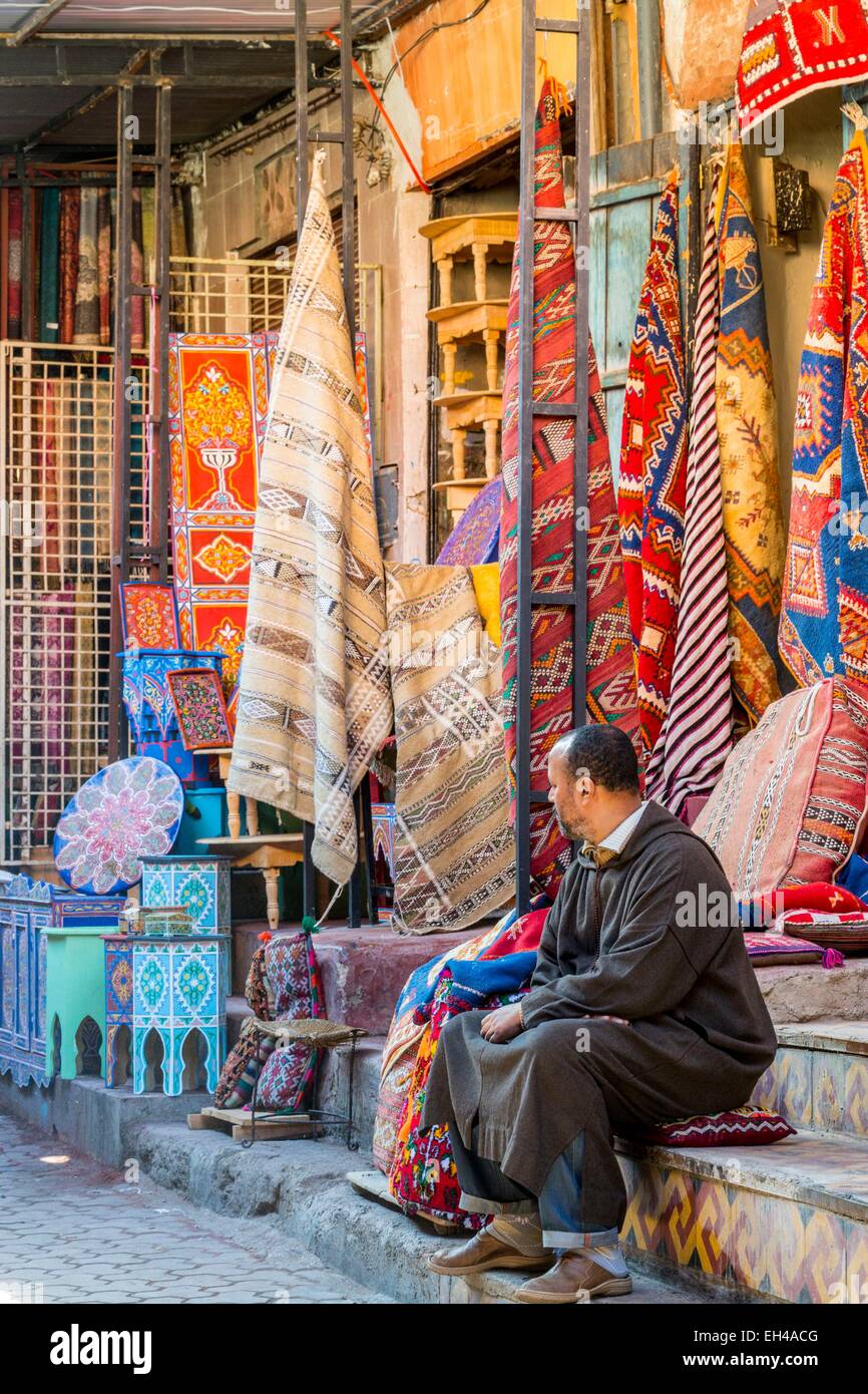 Le Maroc, Haut Atlas, Marrakech, ville impériale, médina classée au  Patrimoine Mondial de l'UNESCO, souk, tapis et meubles concessionnaire  Photo Stock - Alamy