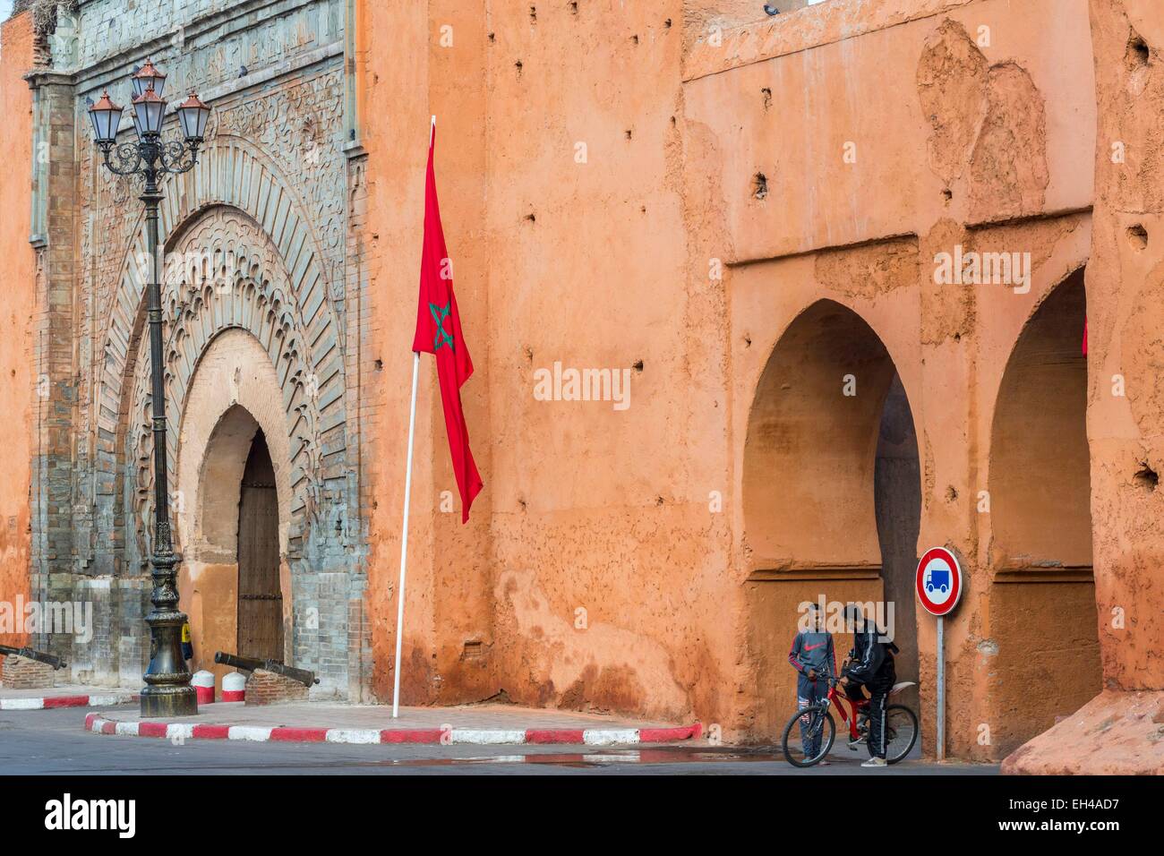 Le Maroc, Haut Atlas, Marrakech, ville impériale mur autour de la médina (Site du patrimoine mondial de l'UNESCO) à Bab Agnaou (12ème siècle) Banque D'Images