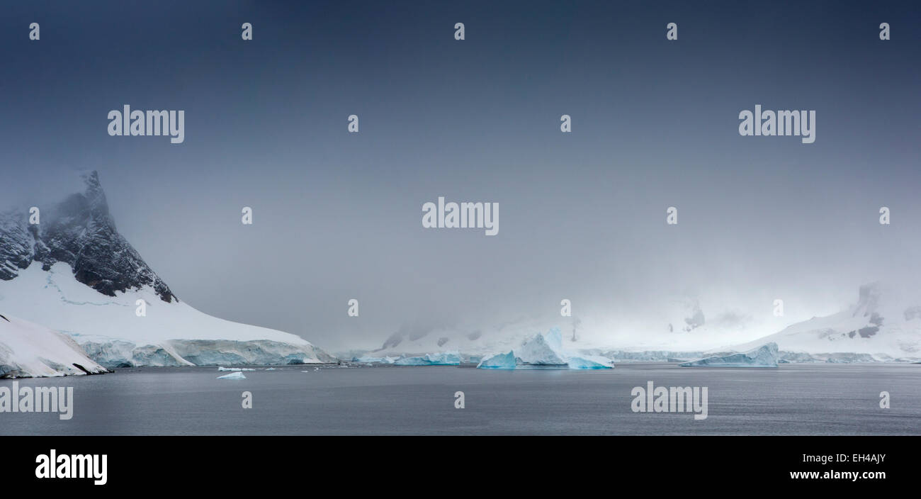 L'antarctique, Neko Harbour, tempête de la fermeture sur les montagnes environnantes Banque D'Images