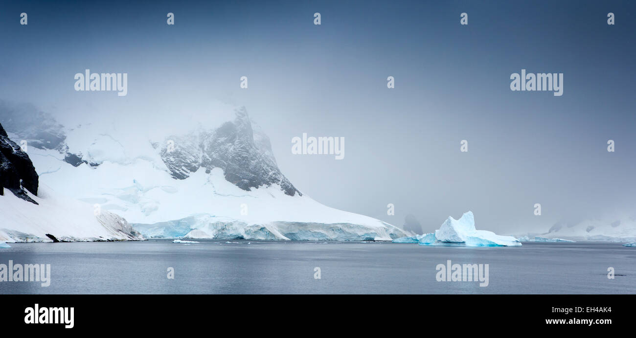 L'antarctique, Neko Harbour, tempête de la fermeture sur les montagnes environnantes Banque D'Images