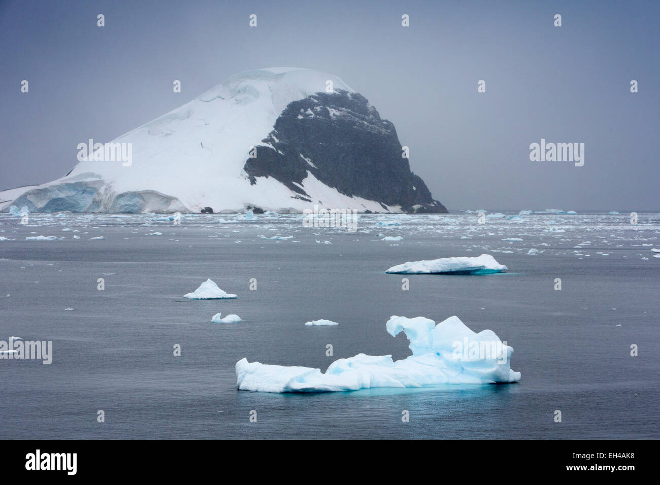 L'antarctique, Neko Harbour, tempête de la fermeture sur les montagnes environnantes Banque D'Images