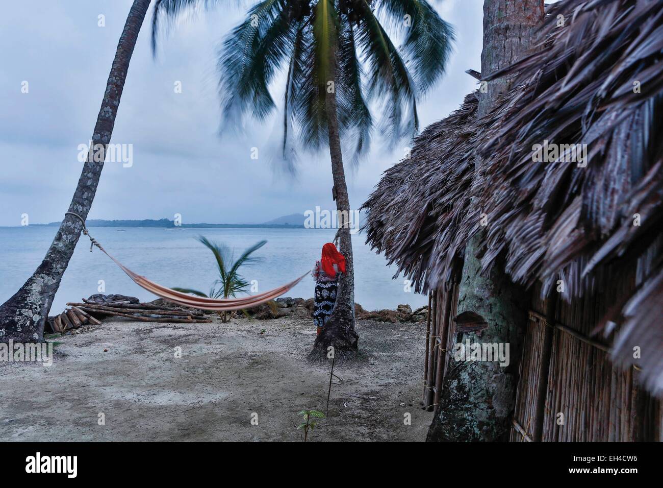 Panama, archipel des San Blas, Kuna Yala Kunas, communauté autochtone, une femme indigène Kuna en contemplant un paysage marin au crépuscule Banque D'Images