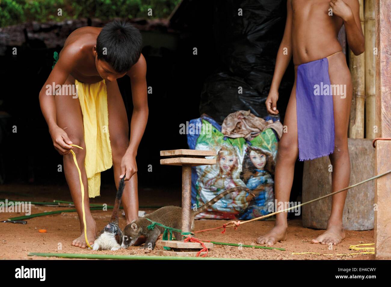 Panama, province de Darién, Darien National Park, classé au Patrimoine Mondial par l'UNESCO, la communauté indigène Embera, les garçons jouant avec des animaux domestiques Emberas Banque D'Images