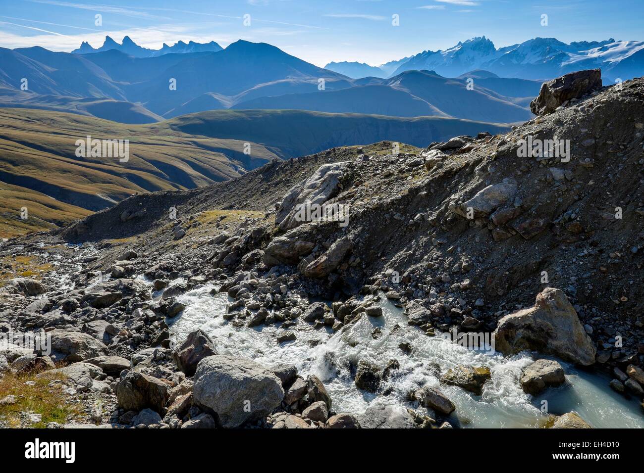 France, Isère, Parc National des Ecrins (parc national des Écrins), massif des Grandes Rousses dans la région de l'Oisans, la randonnée au lac Quirlies, Aiguilles d'Arves et du massif de la Meije en arrière-plan Banque D'Images