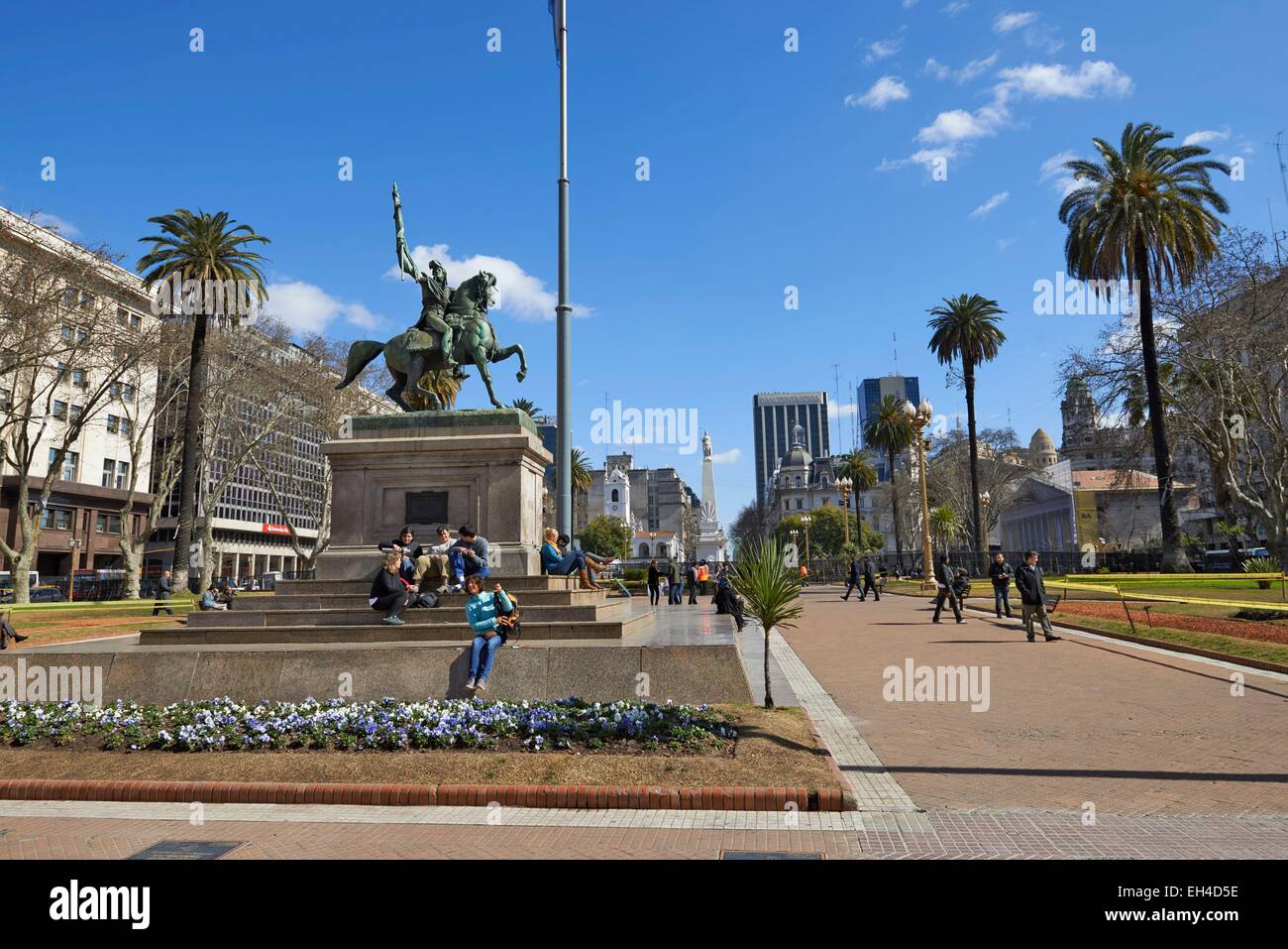 L'ARGENTINE, Buenos Aires, la Plaza de Mayo et statue general Manuel Belgrano Banque D'Images