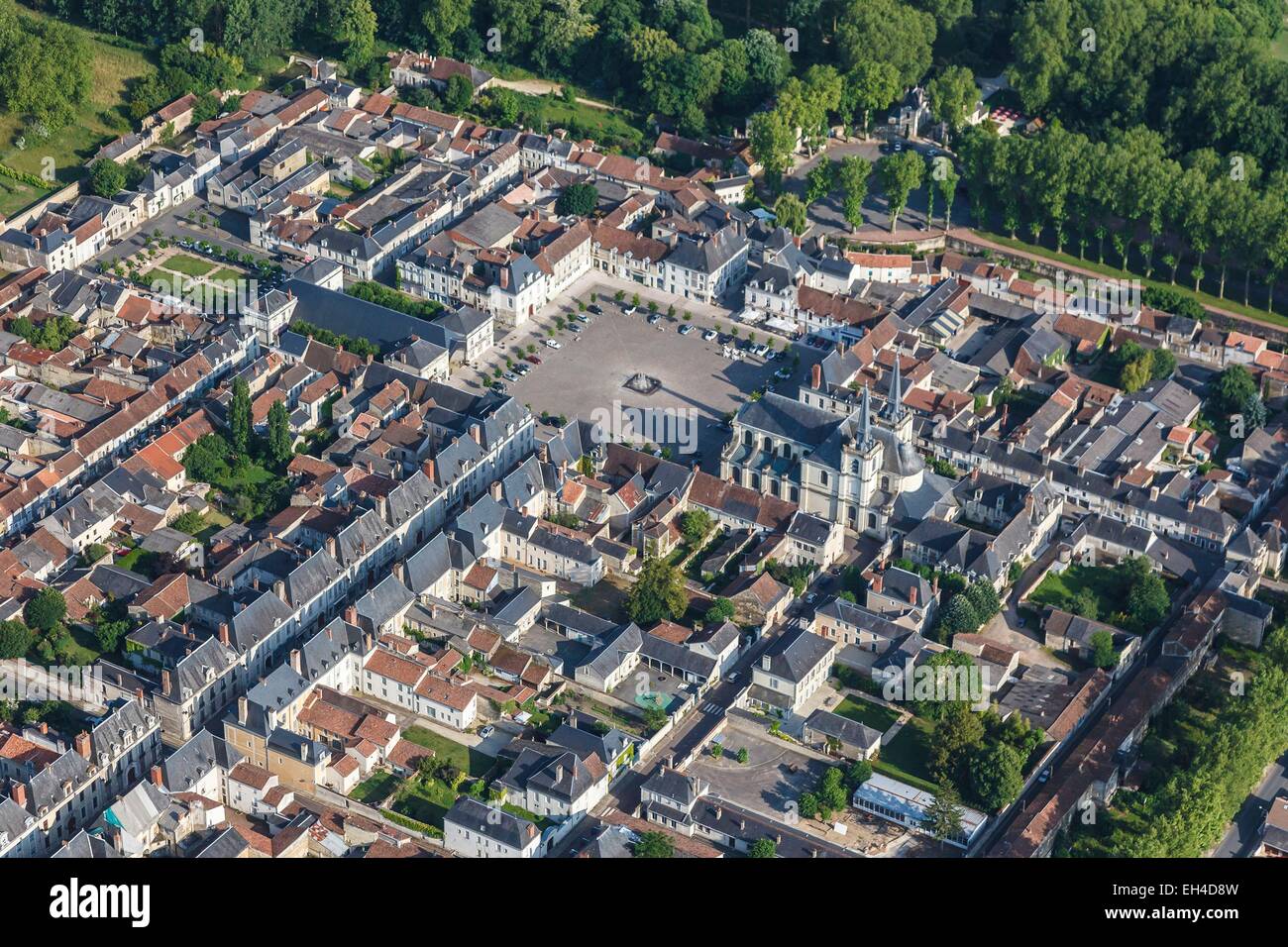 France, Indre et Loire, Richelieu, l'église et la place, ville du 17ème siècle typique de l'architecture et de l'organisation (vue aérienne) Banque D'Images