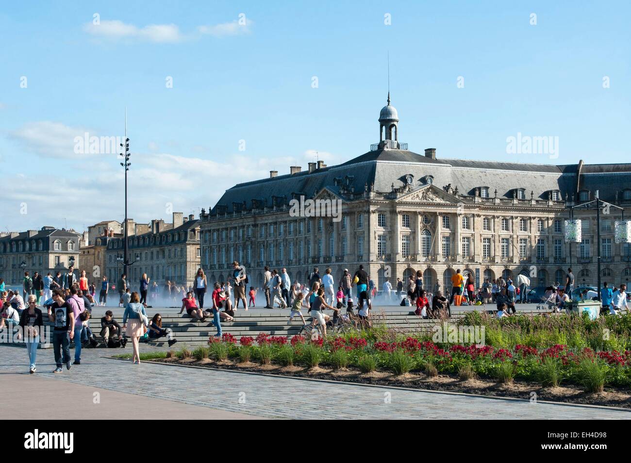 France, Gironde, Bordeaux, zone classée au Patrimoine Mondial par l'UNESCO, Place de la Bourse et de l'eau Le travail de Michel Courajoud, foule Banque D'Images