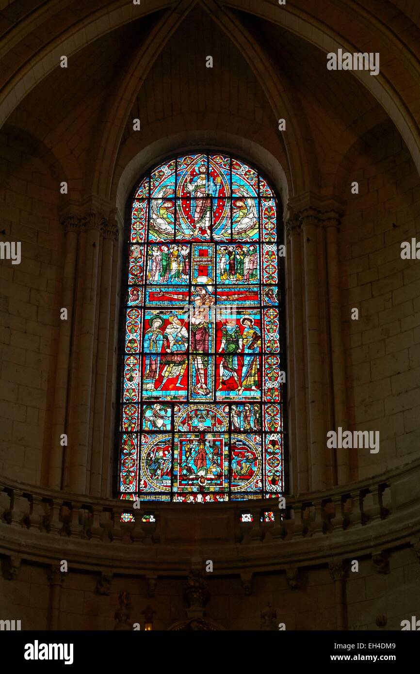 France, Vienne, Poitiers, cathédrale Saint Pierre, vitrail de la crucifixion Banque D'Images