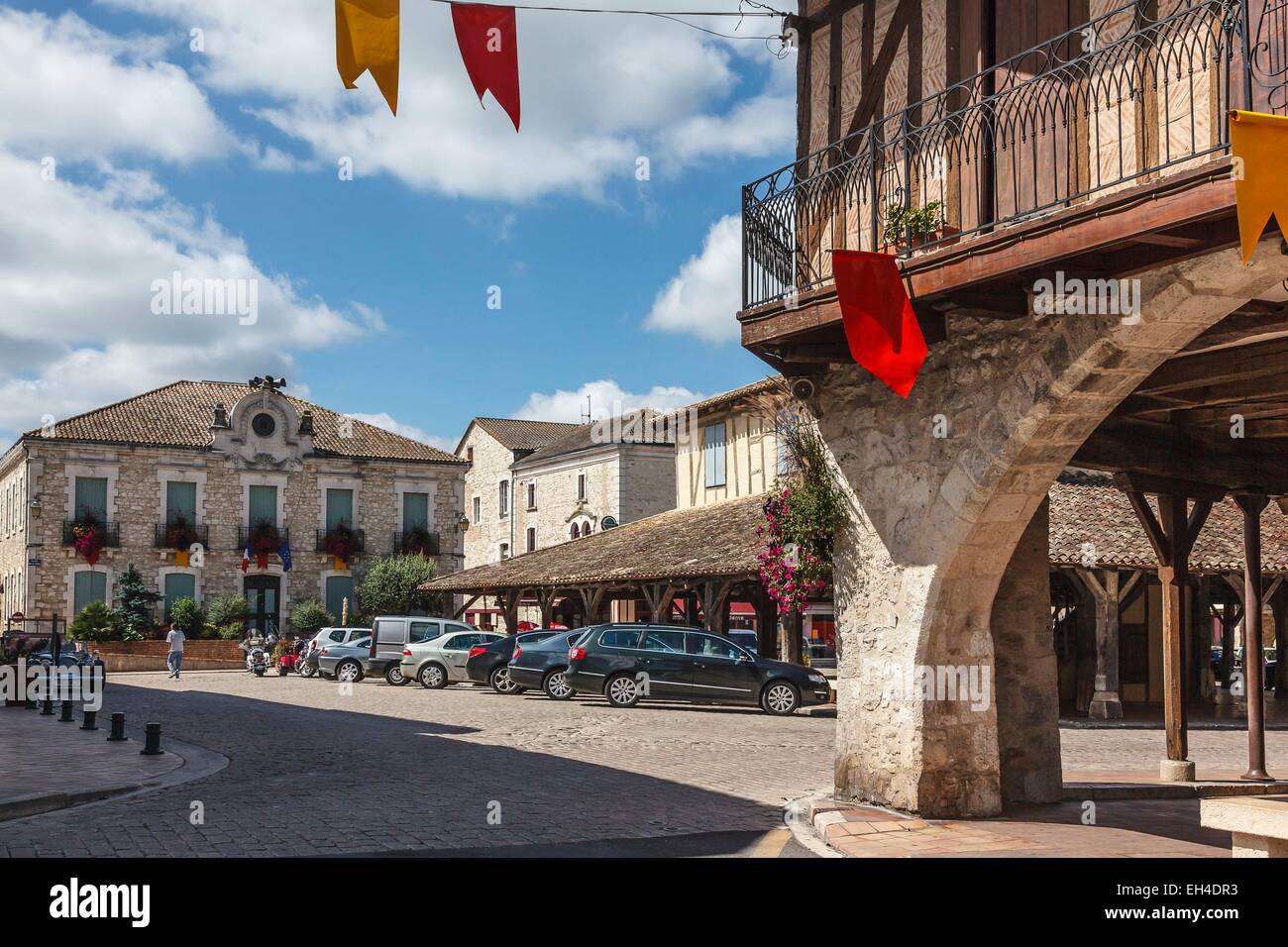 France, Lot et Garonne, Villereal, Guyenne ville fortifiée, le marché couvert et l'hôtel de ville Banque D'Images