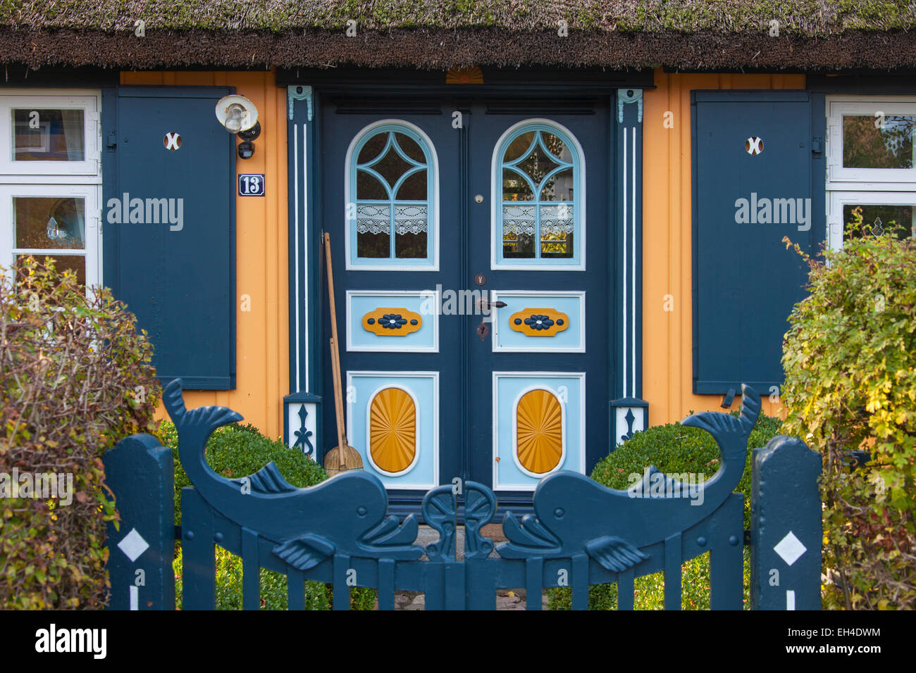 Porte d'entrée décorée d'idylliques chaumière à naissance auf dem Darß / Darss, Fischland-Darss-Zingst, Allemagne Banque D'Images