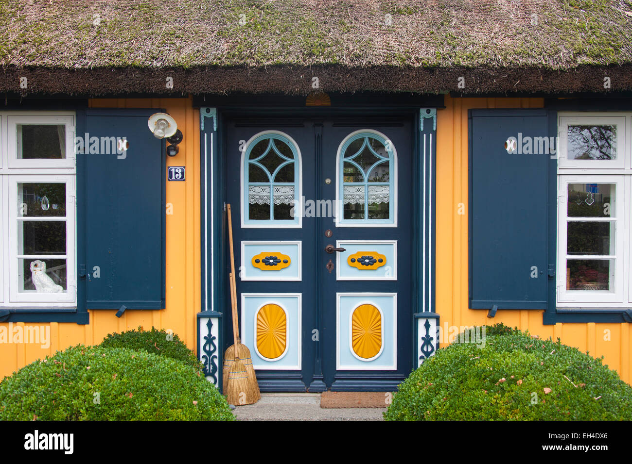 Porte d'entrée décorée d'idylliques chaumière à naissance auf dem Darß / Darss, Fischland-Darss-Zingst, Allemagne Banque D'Images