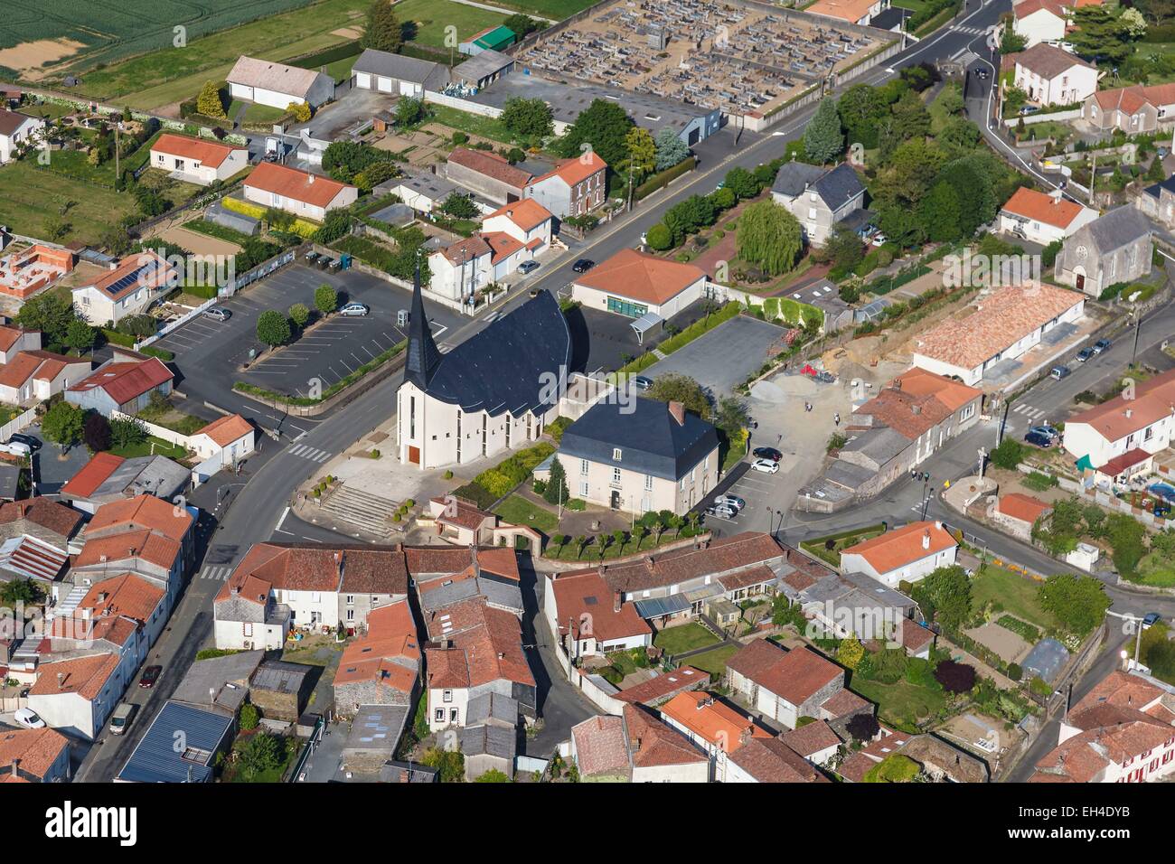 France, Maine et Loire, Le Fief Sauvin, l'église et l'hôtel de ville (vue aérienne) Banque D'Images