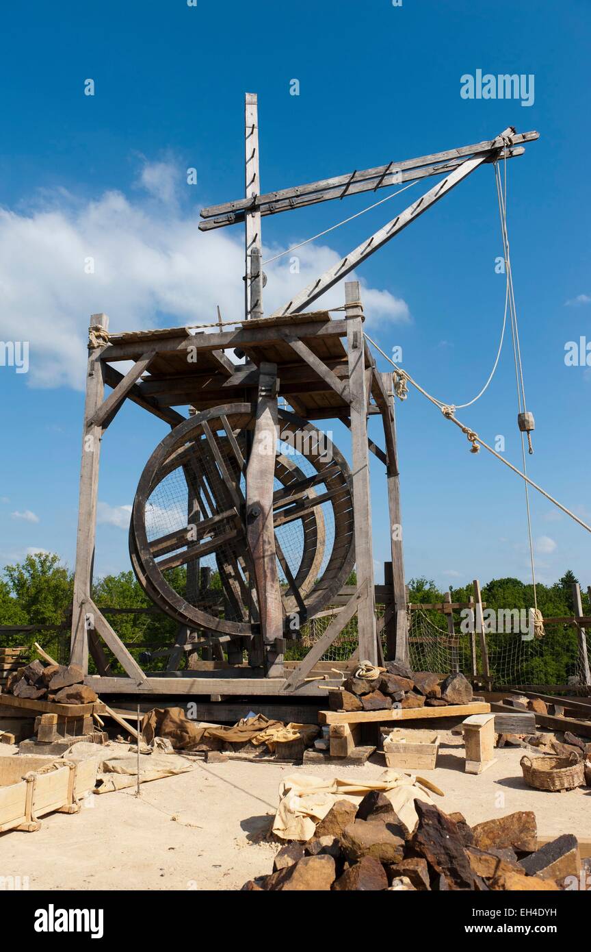 La France, l'Yonne, la Puisaye, Treigny, Chateau de Guedelon, chantier de construction d'un château médiéval, la cage d'écureuil en haut de la tour Banque D'Images