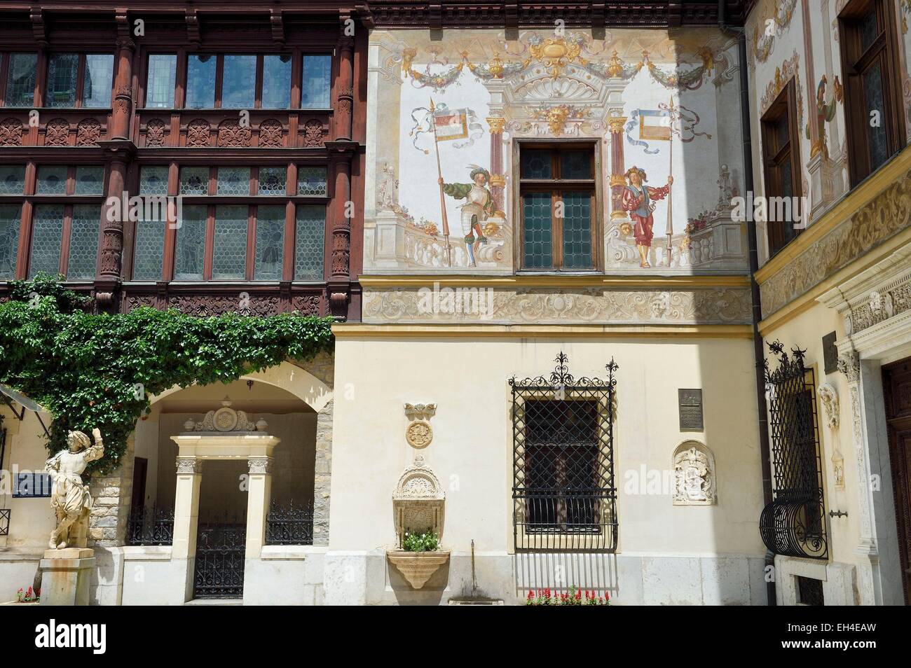 La Roumanie, la Valachie, le château de Peles de Sinaia, ancienne résidence royale construite entre 1875-1883 pour le Roi Carol I de Roumanie, des murales dans la cour intérieure Banque D'Images