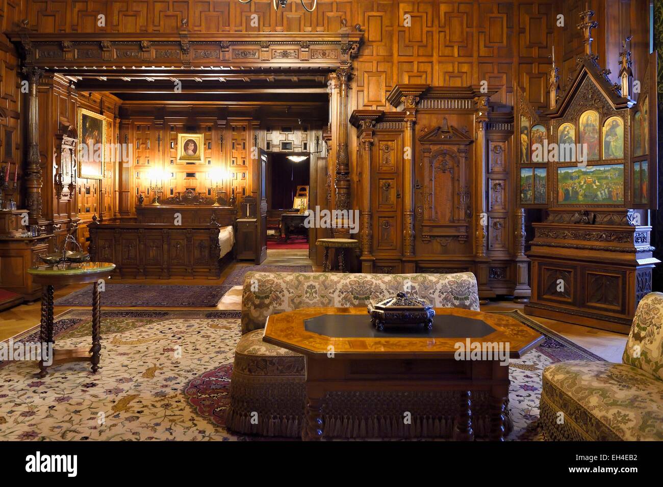 La Roumanie, la Valachie, le château de Peles de Sinaia, ancienne résidence royale construite entre 1875-1883 pour le Roi Carol I de Roumanie, chambre avec lit King Size Banque D'Images